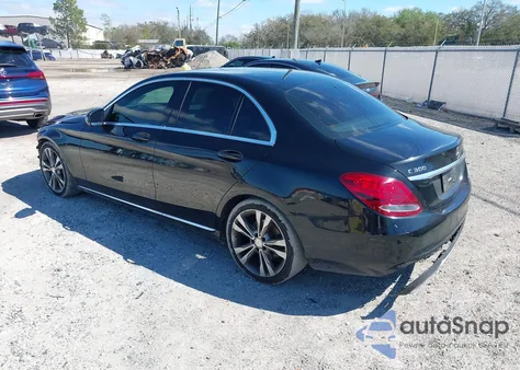 2016 Mercedes-Benz C 300 z USA, uszkodzony, nr VIN 55SWF4JB7GU168843